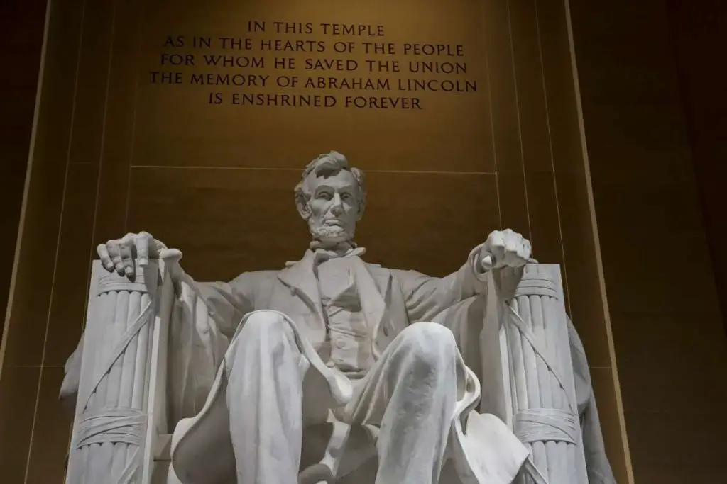 genealogy quotes from Abraham Lincoln, showing a picture of the Lincoln statue at the Lincoln memorial in Washington, DC.