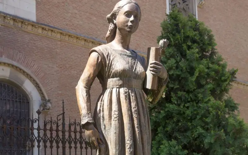 Photo shows a statue of a woman